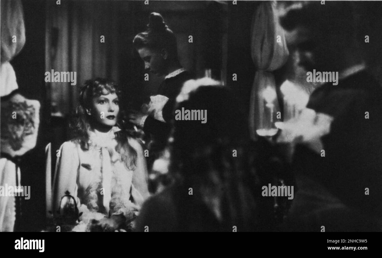 1942 , ITALIA : La celebre attrice cinematografica italiana ISA MIRANDA ( 1905 - 1982 ) a MALOMBRA di Mario Soldati , sceneggiatura di Renato Castellani da un romanzo di Antonio Fogazzaro i - FILM - CINEMA - FILM - attrice - petineuse - specchio - specchio - toilette - toeletta - toiletta -- -- Archivio GBB Foto Stock