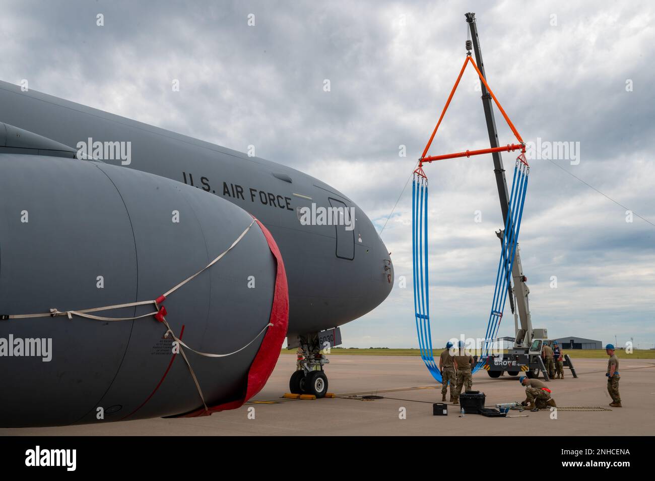 Il team Crash Damage or Disabled Aircraft Recovery di 22nd Aircraft Maintenance Squadron ha condotto le procedure di recupero dell’esercizio 29 luglio 2022 alla base aeronautica McConnell, Kansas. Il team CDDAR ha risposto a uno scenario di incidente aereo simulato durante un esercizio di risposta agli incidenti rilevanti. Foto Stock