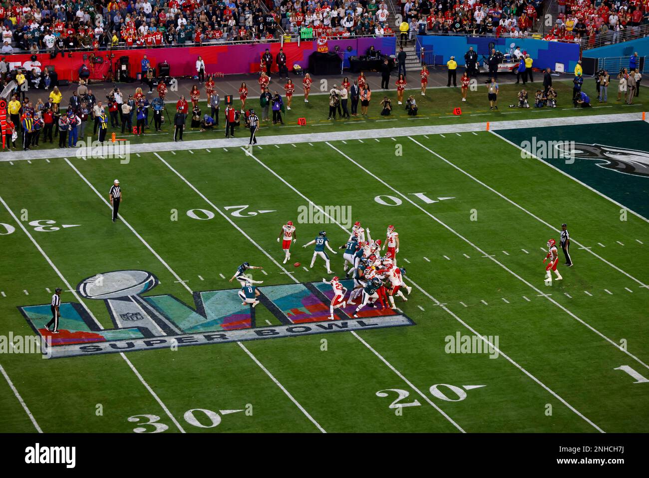 Philadelphia Eagles Place Kicker Jake Elliott (4) calcia un obiettivo di campo durante il Super Bowl LVII tra le Eagles di Philadelphia e i Kansas City Chiefs a Glendale, AZ il 12 febbraio 2023 Foto obbligatoria di credito: Charles Baus/CSM Foto Stock