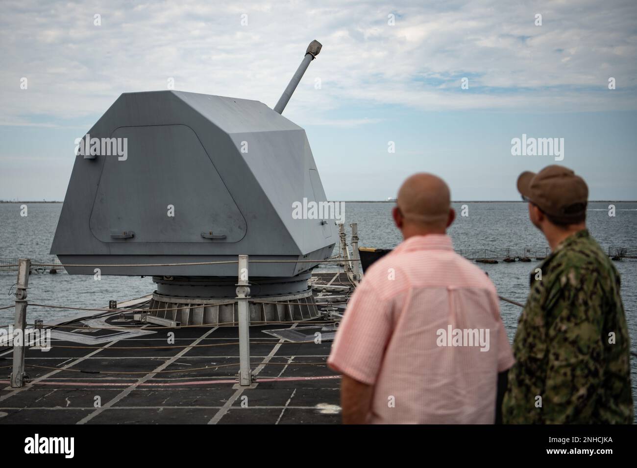 SAN DIEGO (29 luglio 2022) – Una famiglia guarda una dimostrazione della pistola principale Mk 110 57mm a bordo della nave litoranea da combattimento Independence-Variant USS Montgomery (LCS 8) durante una "Giornata degli amici e della famiglia". Gli LCS sono piattaforme veloci, agili e mirate alle missioni, progettate per operare in ambienti vicino alla costa, vincendo contro le minacce costiere del 21st° secolo. LCS supporta la presenza in avanti, la sicurezza marittima, il controllo marittimo e le missioni di deterrenza in tutto il mondo. Foto Stock