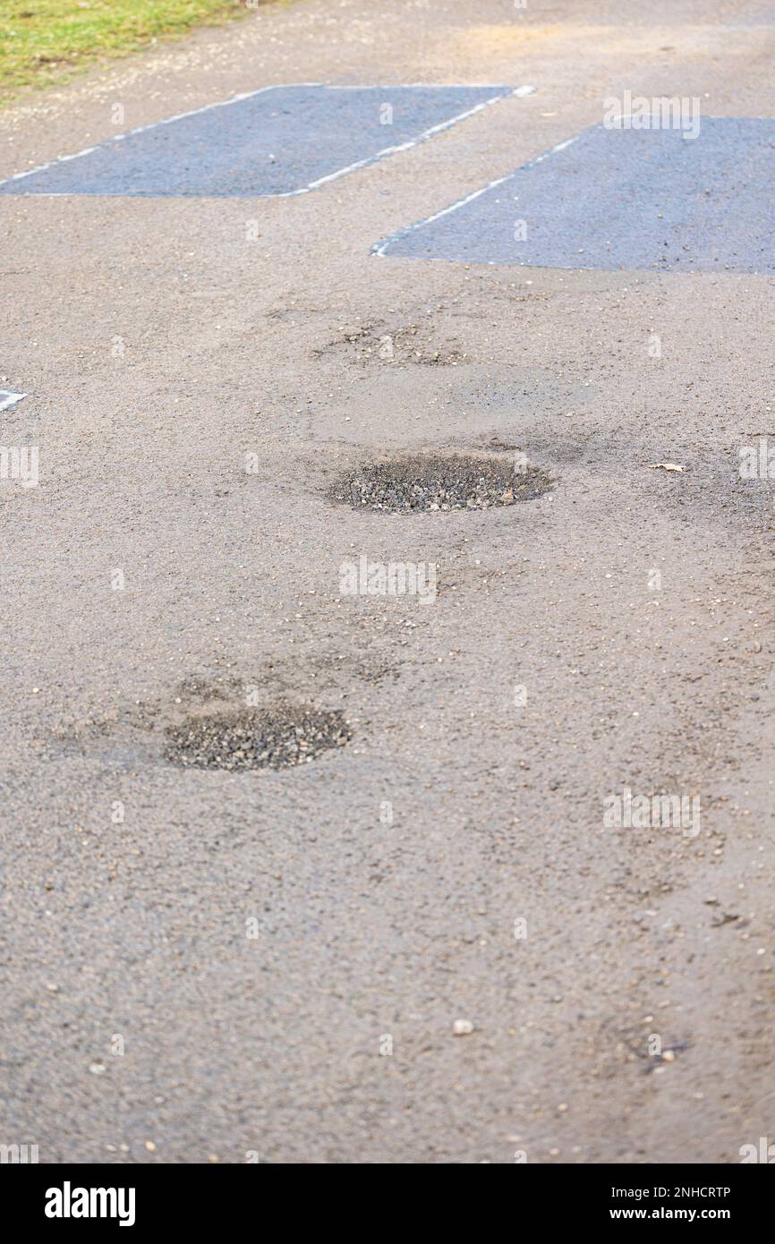 Danni alla strada e riparazioni, fori e lavori di riparazione Foto Stock