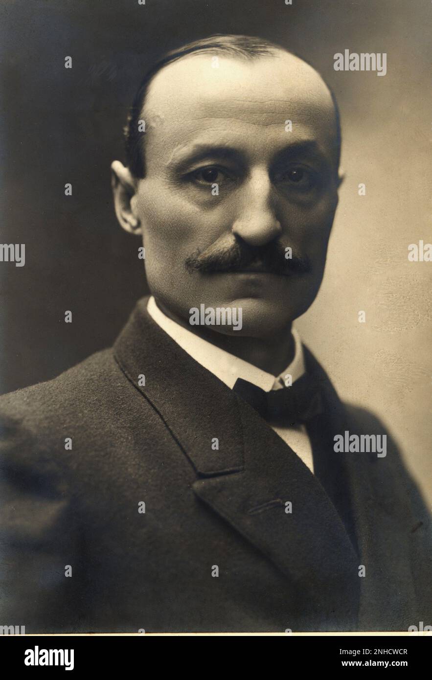 1917 ca, ITALIA : il poeta italiano GIOVANNI BERTACCHI ( 1869 - 1942 ) - POESIA - POESIA - POETA - ritratto - ritratto - cravatta - papillon - cravatta - baffi - baffi - uomo stempiato - in legno al tempio ---- Archivio GBB Foto Stock