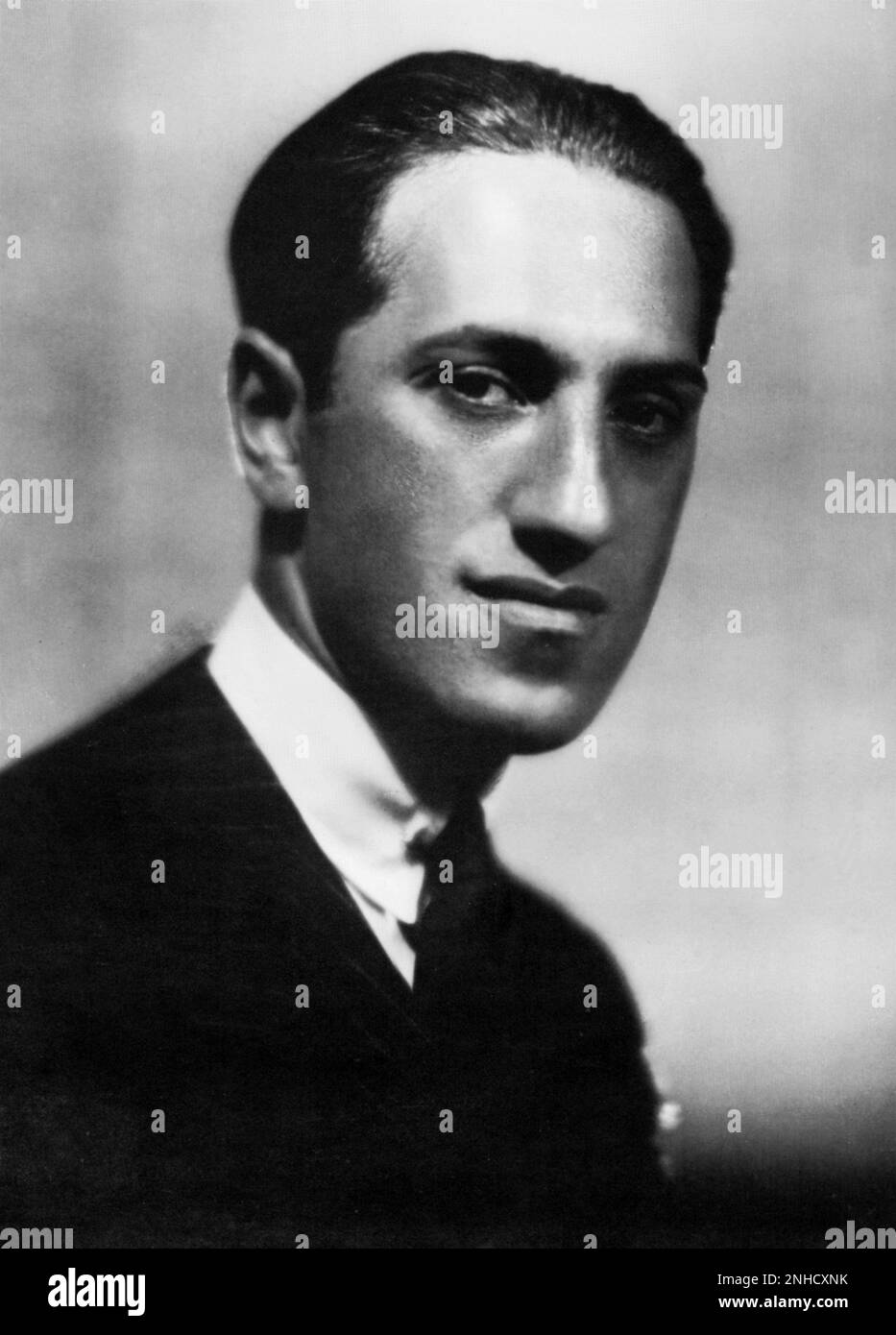 1920, USA : il pianista e compositore americano GEORGE GERSHWIN ( 1898 - 1937 ) - COMPOSITORE - MUSICALE - MUSICA JAZZ - CLASSICA - classica - colletto - colletto ---- Archivio GBB Foto Stock
