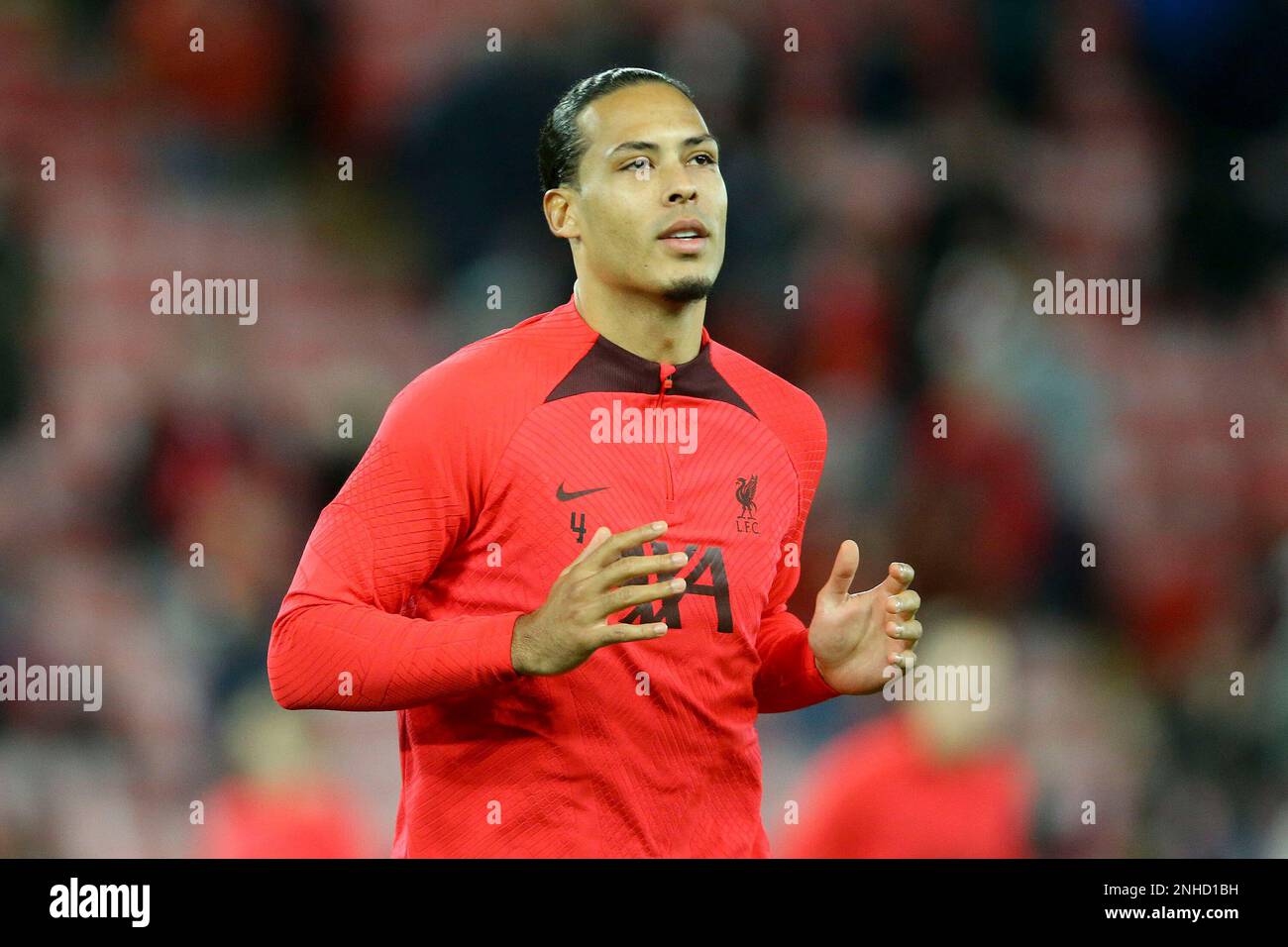 Liverpool, Regno Unito. 21st Feb, 2023. Virgil van Dijk di Liverpool durante il riscaldamento. UEFA Champions League, gara di 16 1st partite, Liverpool contro Real Madrid all'Anfield Stadium di Liverpool martedì 21st febbraio 2023. Questa immagine può essere utilizzata solo per scopi editoriali. Solo per uso editoriale, licenza richiesta per uso commerciale. Non è utilizzabile nelle scommesse, nei giochi o nelle pubblicazioni di un singolo club/campionato/giocatore. pic di Chris Stading/Andrew Orchard sports photography/Alamy Live news Credit: Andrew Orchard sports photography/Alamy Live News Foto Stock