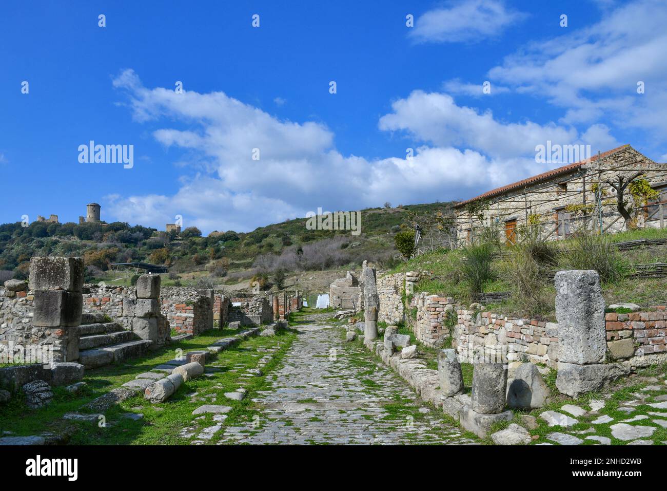 Una vecchia casa nel paesaggio del parco archeologico di Velia in provincia di Salerno, stato Campania. Foto Stock