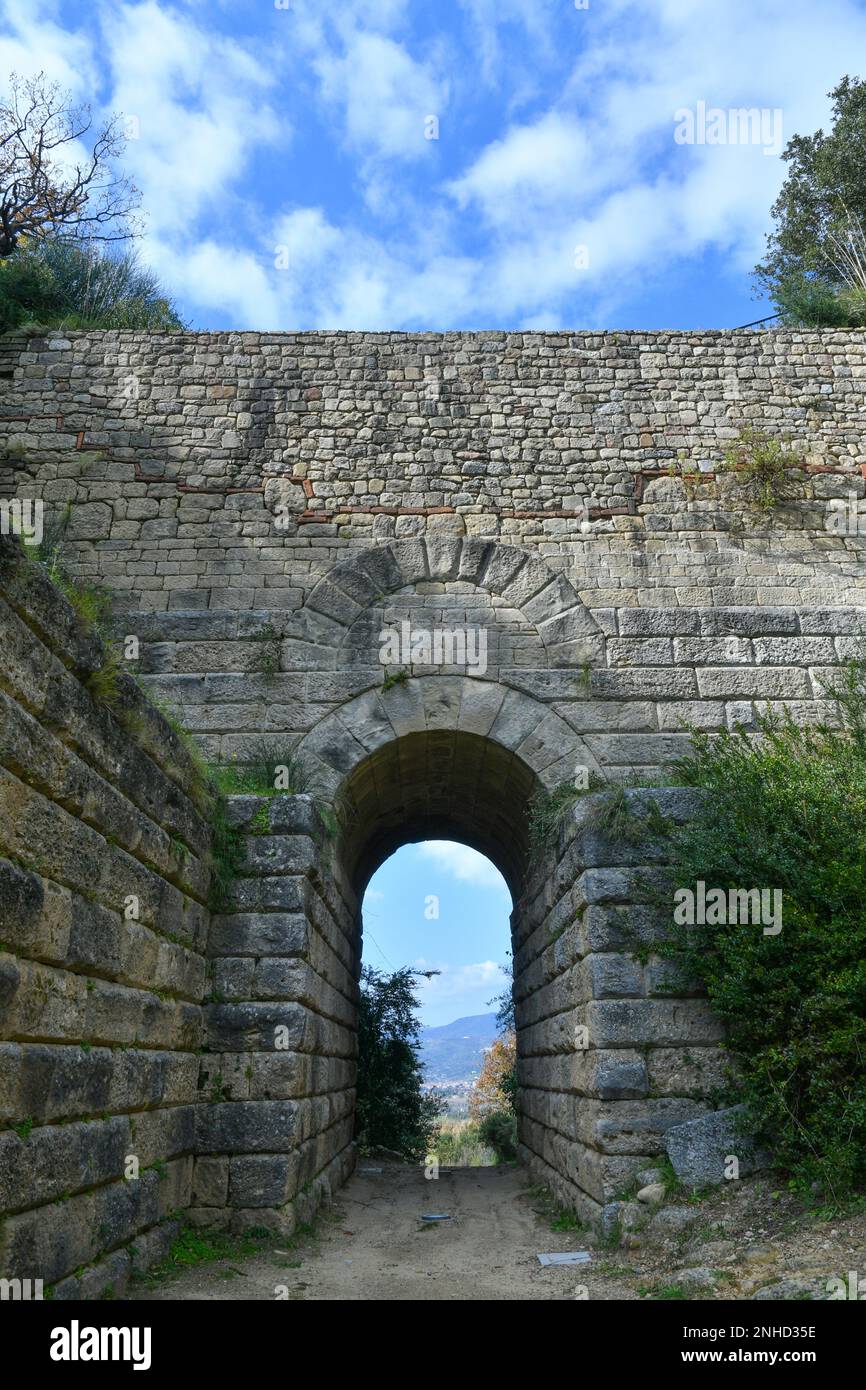 Una porta d'ingresso nell'antica città greco-romana di Velia in provincia di Salerno, stato Campania, Italia. Foto Stock