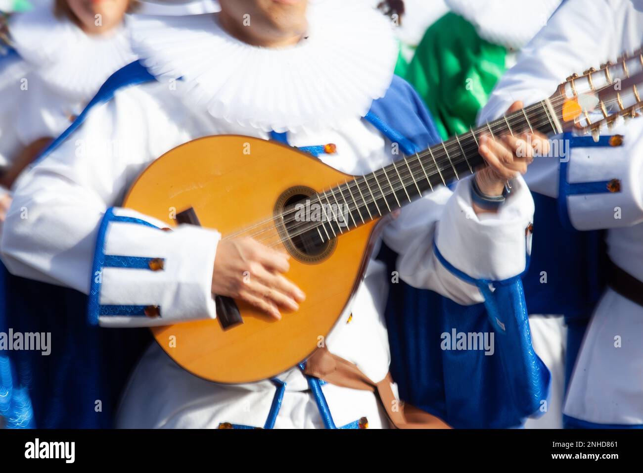 Musicista che suona il mandolino durante il Carnevale di Santa Cruz de