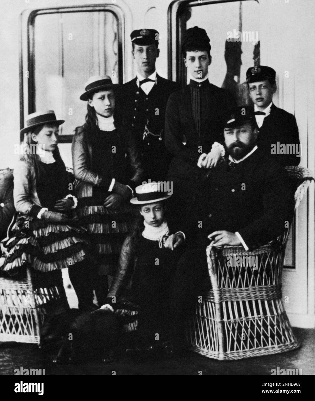 1880 , Royal Osborne yacht : il futuro re Edoardo VII d'Inghilterra ( 1841 - 1910 ) Principe di Galles , figlio della celebre regina Vittoria ( 1819 - 1901 ) , con i suoi cinque figli e la moglie : (da sinistra) principessa MAUD (Poi sposò il re di Norvegia , 1869 - 1938 ) , la principessa LOUISE (allora Duchessa di Fife , 1867 - 1931 ), il principe alberto VITTORIO Duca di CLARENCE ( Eddy , 1864 - 1892 muore di polmonite ), la principessa ALEXANDRA di DANIMARCA ( Futura Regina d'Inghilterra , 1844 - 1925 ) e principe GIORGIO ( futuro Re GIORGIO V d'Inghilterra , 1865 - 1936 ). Di fronte alla principessa VICTORIA (18 Foto Stock