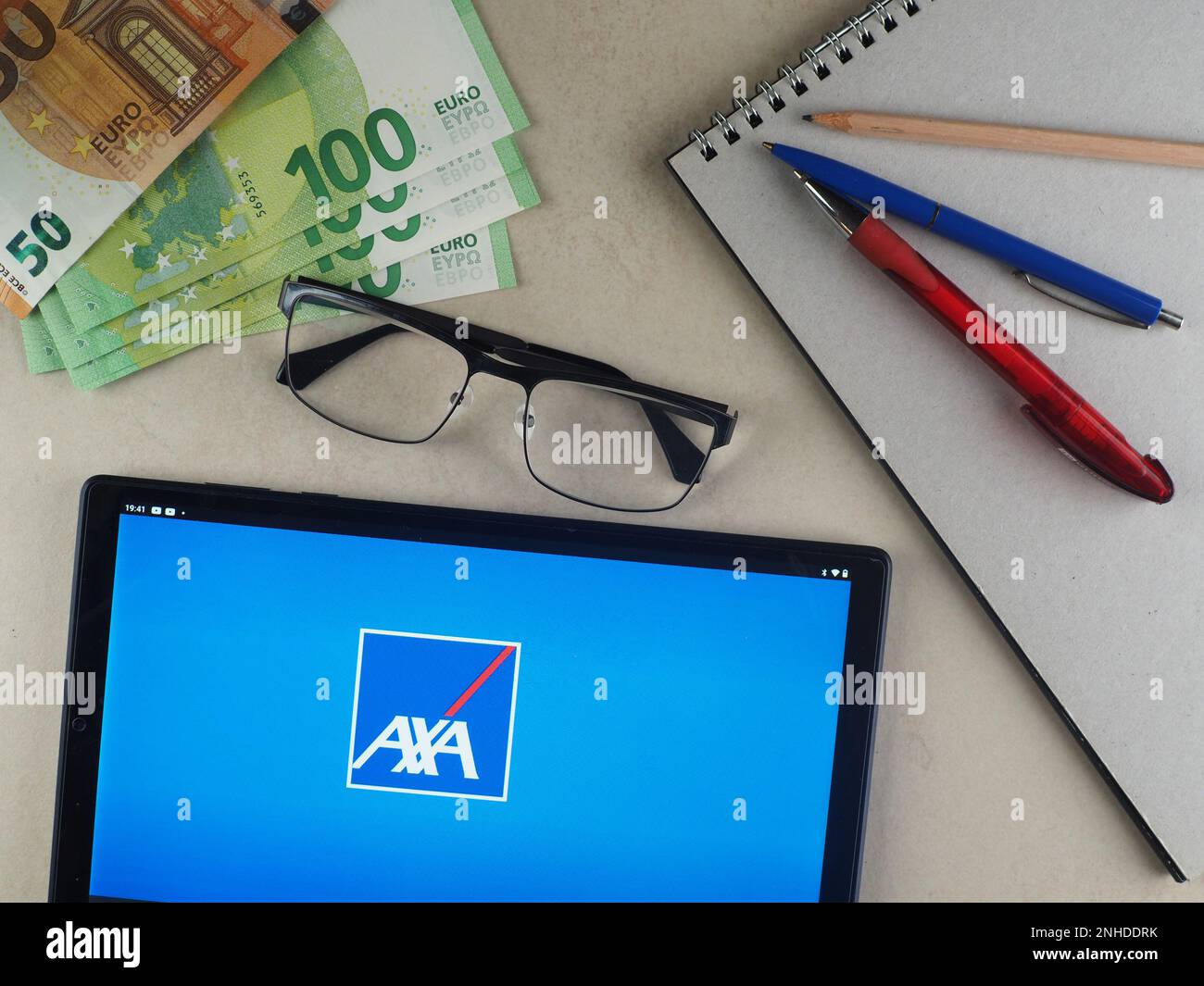 In questa illustrazione, il logo AXA Group visualizzato su un tablet. Foto Stock