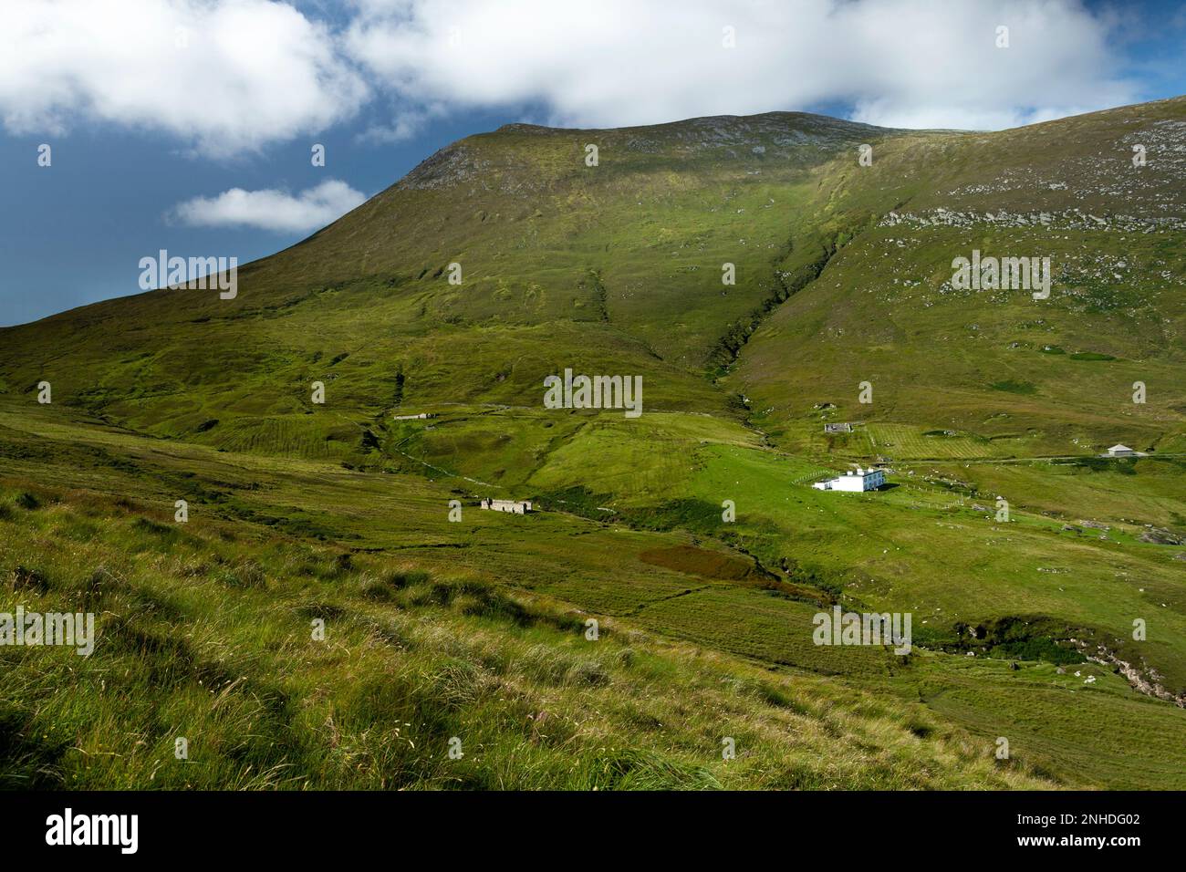 Verde valle tra le montagne sull'isola di Achill sulla Wild Atlantic Way nella contea di Mayo in Irlanda Foto Stock