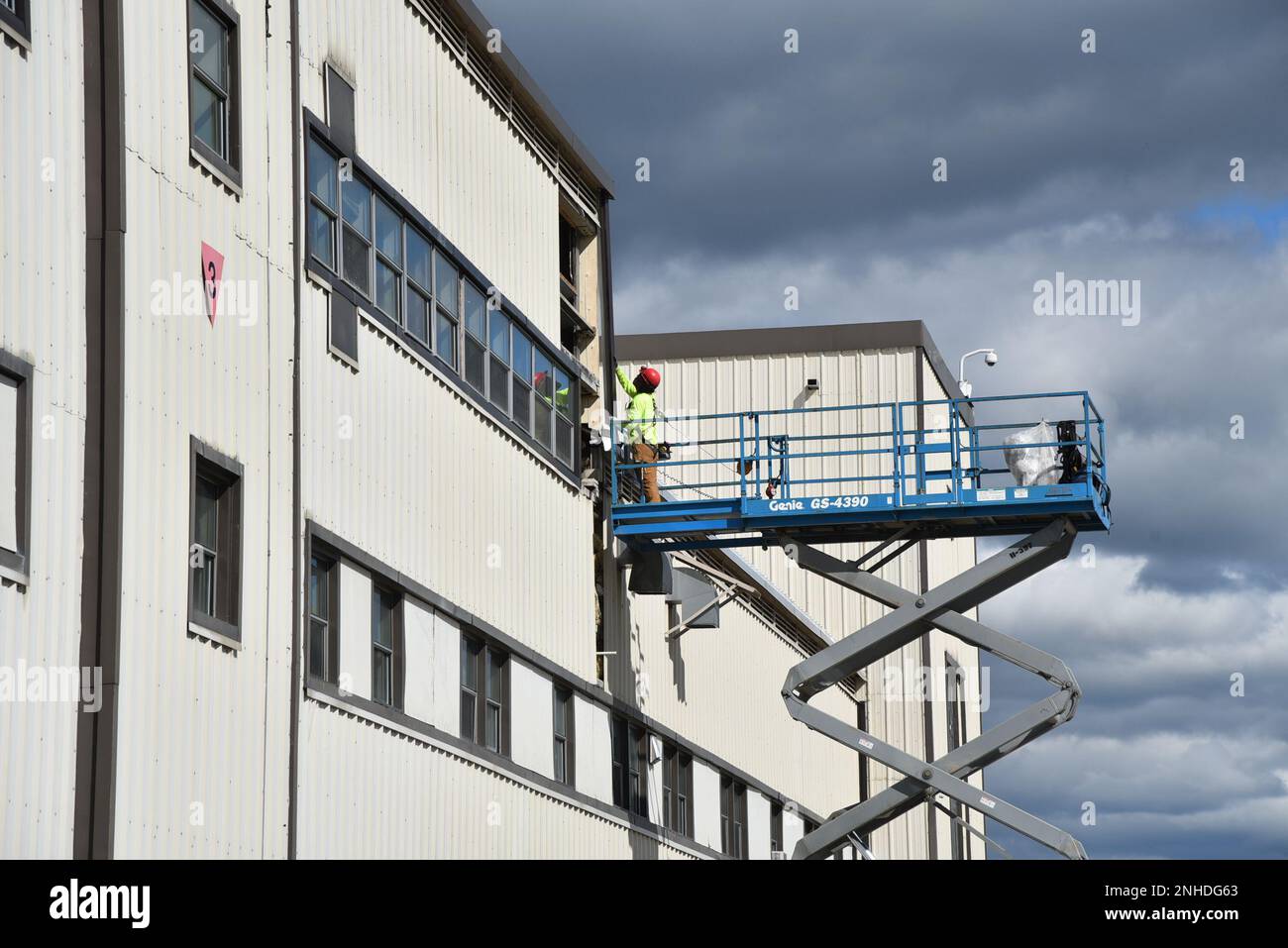 Gli Stati Uniti Esercito corpo di ingegneri - Alaska District sta riparando e aggiornando Hangar 1 su Fort Wainwright. Il progetto migliorerà il sistema strutturale dell'edificio per soddisfare le attuali esigenze. Altri miglioramenti hanno incluso la costruzione di due torri scala per soddisfare le attuali esigenze di uscita, l'installazione di un sistema di telecomunicazioni e la ristrutturazione di alcuni spazi amministrativi. Foto Stock