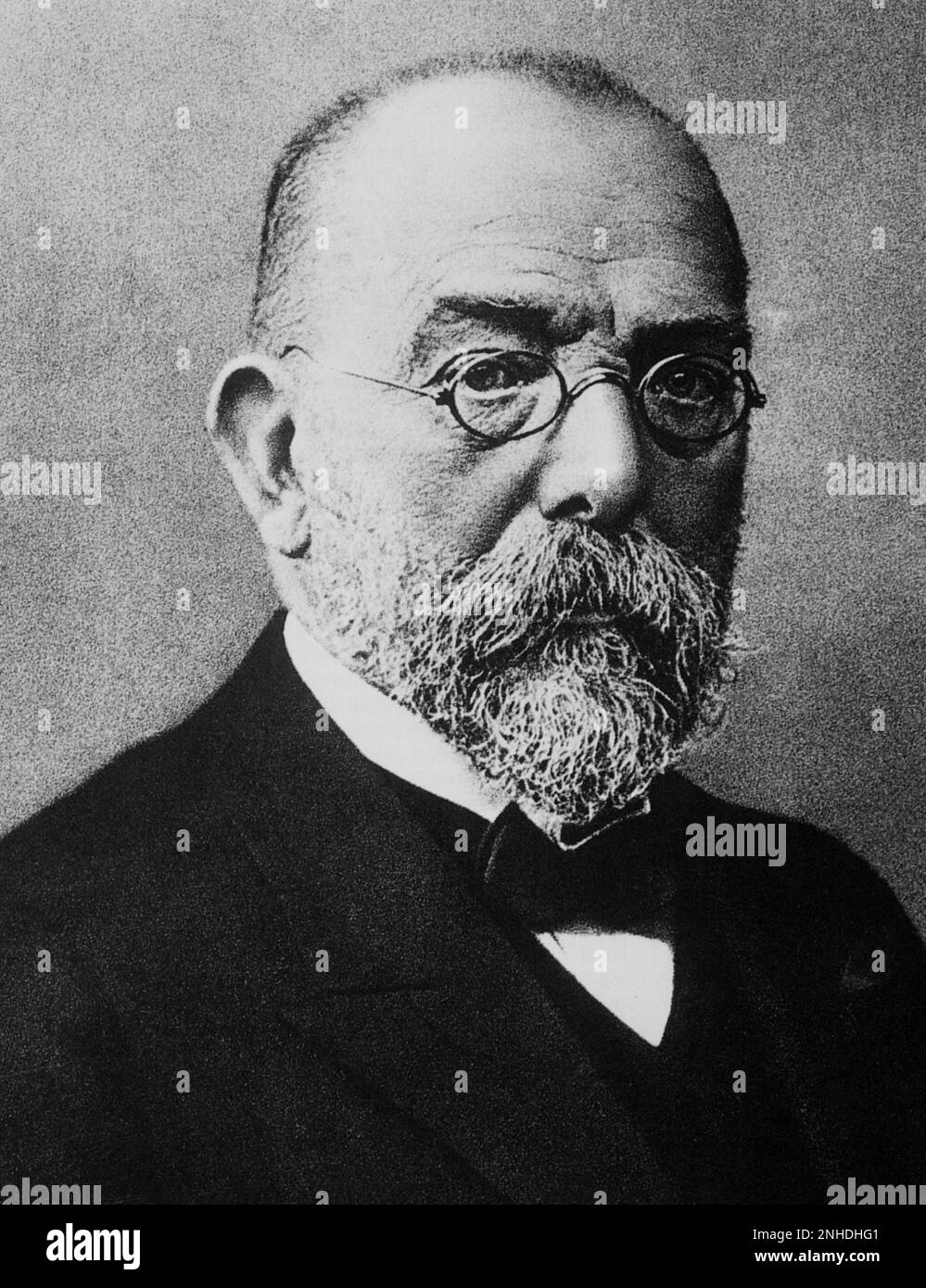 Il celebre scienziato, chimicista e microbiologo tedesco ROBERT KOCH ( Clausthal 1843 - Baden -Baden 1910 ), premio NOBEL 1905 per la scoperta della tubercolosi bacillus ( 1882 ) e del virus del colera ( 1884 ) - SCIENZIATO - ritratto - ratto - barba - barba - barba - cravatta - papillon - cravatta - VACCINAZIONE - Vaccinazione - MICROBIOLOGIA - IMMONOLOGIA - occhiale - MEDICINA - MEDICO - MEDICO - COLERA - TUBERCOLOSI ---- Archivio GBB Foto Stock