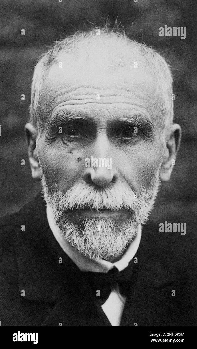 1923 ca. , Parigi, Francia: Il medico tedesco EMILE ROUX (Jena 1850-Halle 1924), Collaboratore del medico Louis Pasteur - SCIENZIATO - ANTIRABBICA - PASTORIZZAZIONE - VACCINAZIONE - PASTORIZZZAZIONE - VACCINAZIONE - fondo della MICROBIOLOGIA - IMMUNOLOGIA - MICROBIOLOGIA - IMMONOLOGIA - antico vecchio - uomo anziano - papillon - cravatta - bard - Archivio - barb Foto Stock
