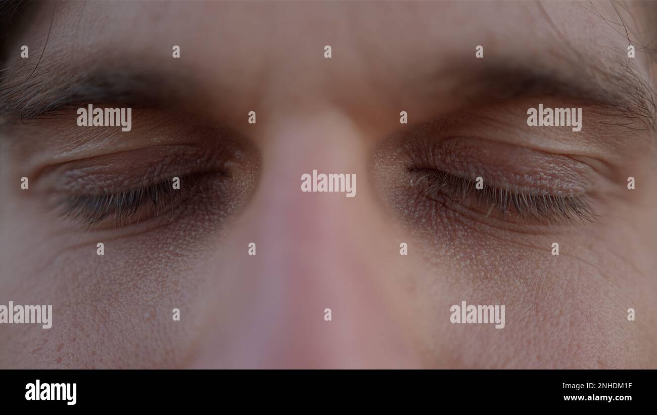 Primo piano estremo degli occhi bruni del giovane Foto Stock