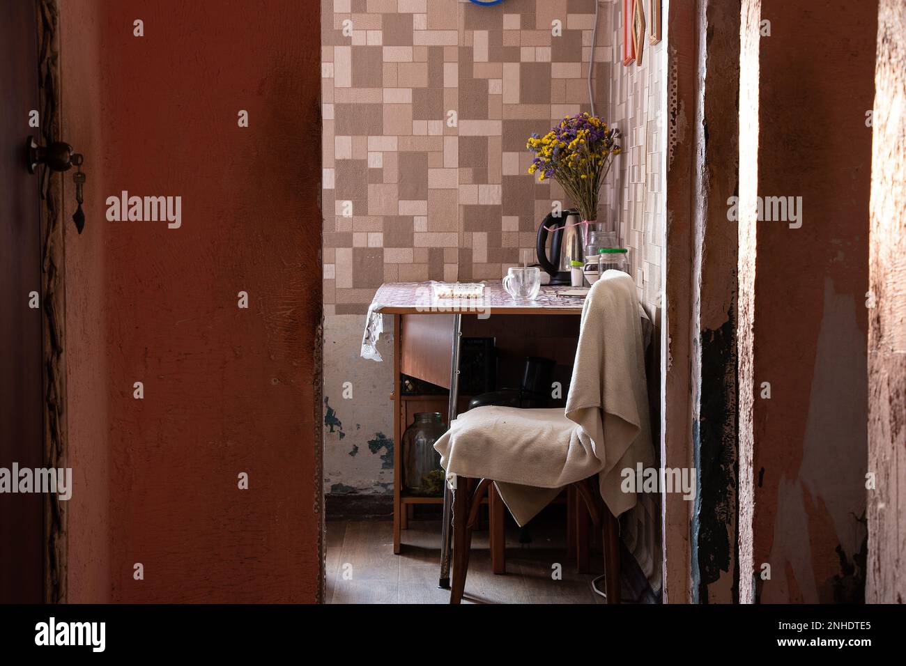 Vista del tavolo da cucina e della sedia dal corridoio in un appartamento in una casa Ucraina Foto Stock