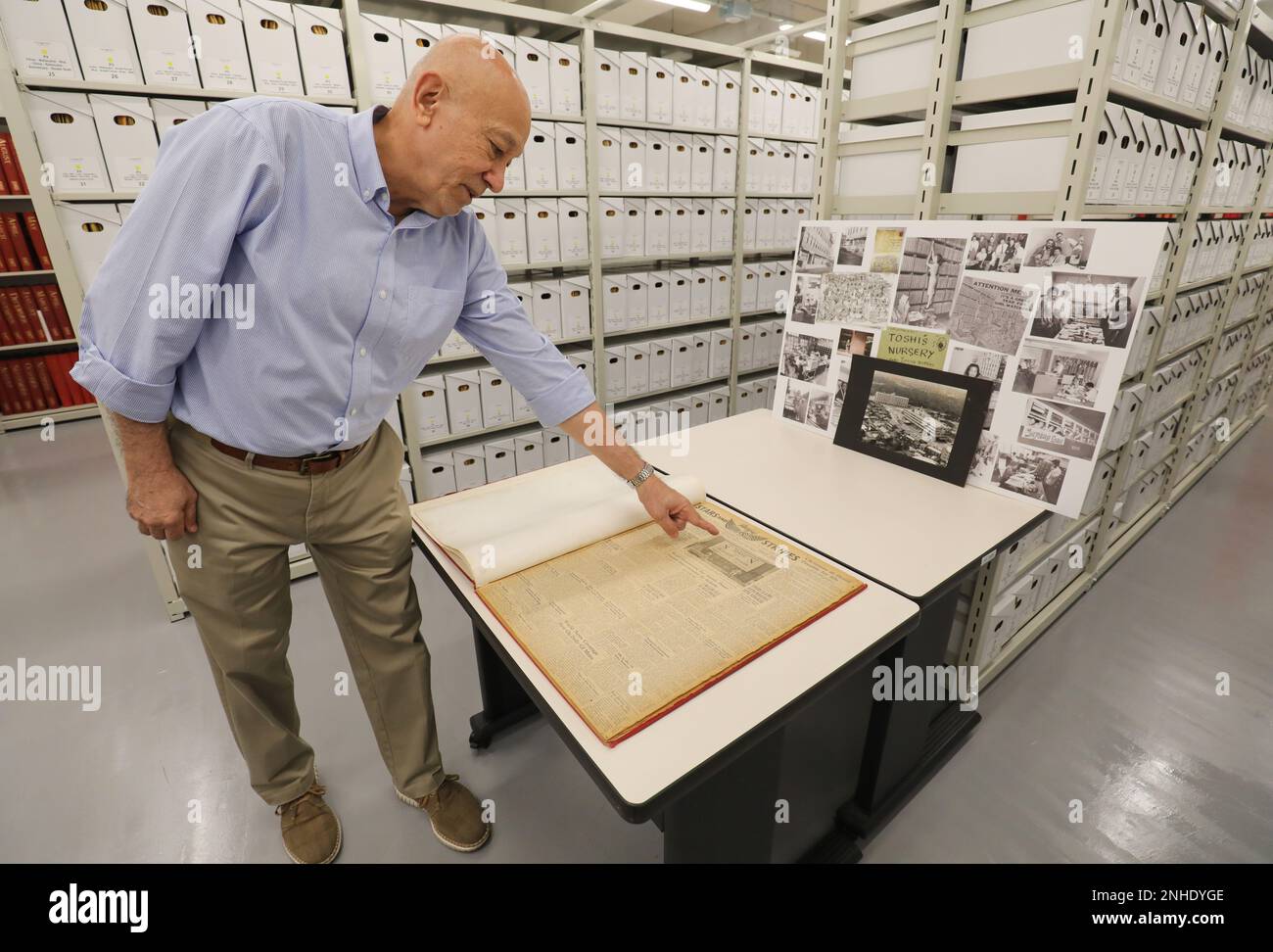 Michael Ryan, capo dello staff di Stars and Stripes Pacific, mostra la prima copia del giornale che è stato stampato in Giappone nel 1945, mentre all'interno di un archivio presso l'Akasaka Press Center, Giappone, 28 luglio 2022. L'installazione, gestita dagli Stati Uniti L'Army Garrison Japan ha anche una casetta ricreativa chiamata Hardy Barracks, dove il personale militare e le famiglie possono soggiornare quando esplorano Tokyo. Foto Stock