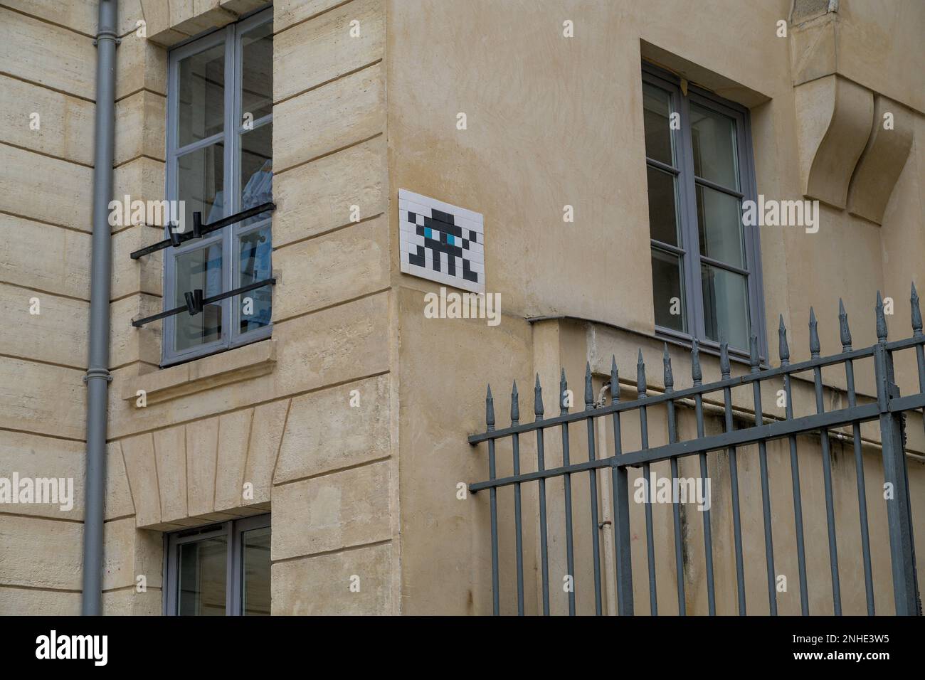 Pixel Street art raffigurante a Parigi, Francia Foto Stock