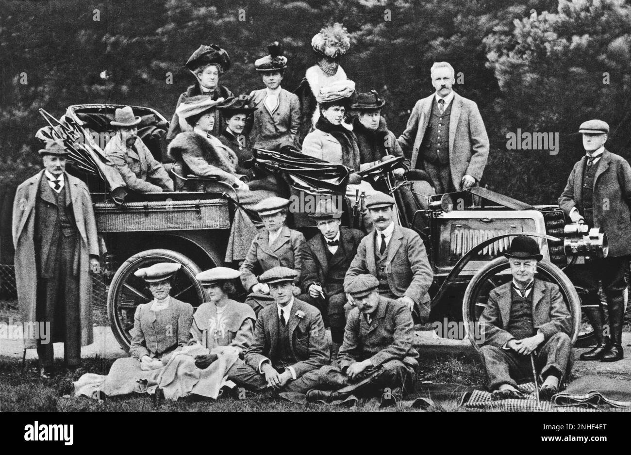 1890 ca. : Il futuro re Edoardo VII d'Inghilterra (1841 - 1910) Principe di Galles GIORGIO (futuro re GIORGIO V d'Inghilterra , 1865 - 1936 ) , seduto in macchina da sinistra, figlio del re EDOARDO VII , Con la moglie Princesse MARY VON TECK Princess of Wales (1867-1953), seduta al volante, Durante una caccia al Signore IVEAGH maniero in Elveden - REALI - ROYALTY - nobili - nobiltà - nobiltà - regina - re - principe ereditario - Inghilterra - Gran Bretagna - EPOCA VITTORIANA - VITTORIANO - BELLE EPOQUE - famiglia - famiglia - famiglia - moglie e marito - moglie - coniugi - ritratto - battuta d Foto Stock