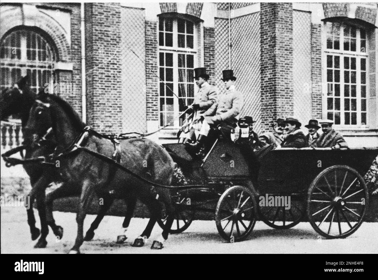 1895 ca. , Francia : il conte francese di GREFFULHE , seduto nel cariage , durante una caccia a Bois-Boudran . Amico di Marcel Proust . - REALI - ROYALTY - nobili francesi - nobiltà francese - nobiltà - Francia - conte - BELLE EPOQUE - battuta di caccia - carrozza - cavalli - cavallo - cavallo ---- Archivio GBB Foto Stock