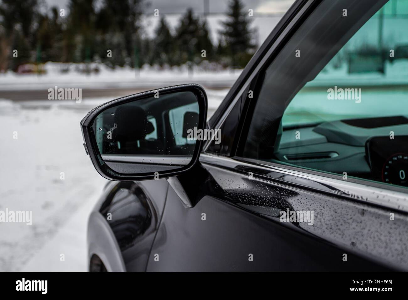 Moderno sistema BCW per auto. Spia dei punti ciechi sullo specchietto retrovisore della vettura. Avvertenza di collisione dei punti ciechi. Foto Stock