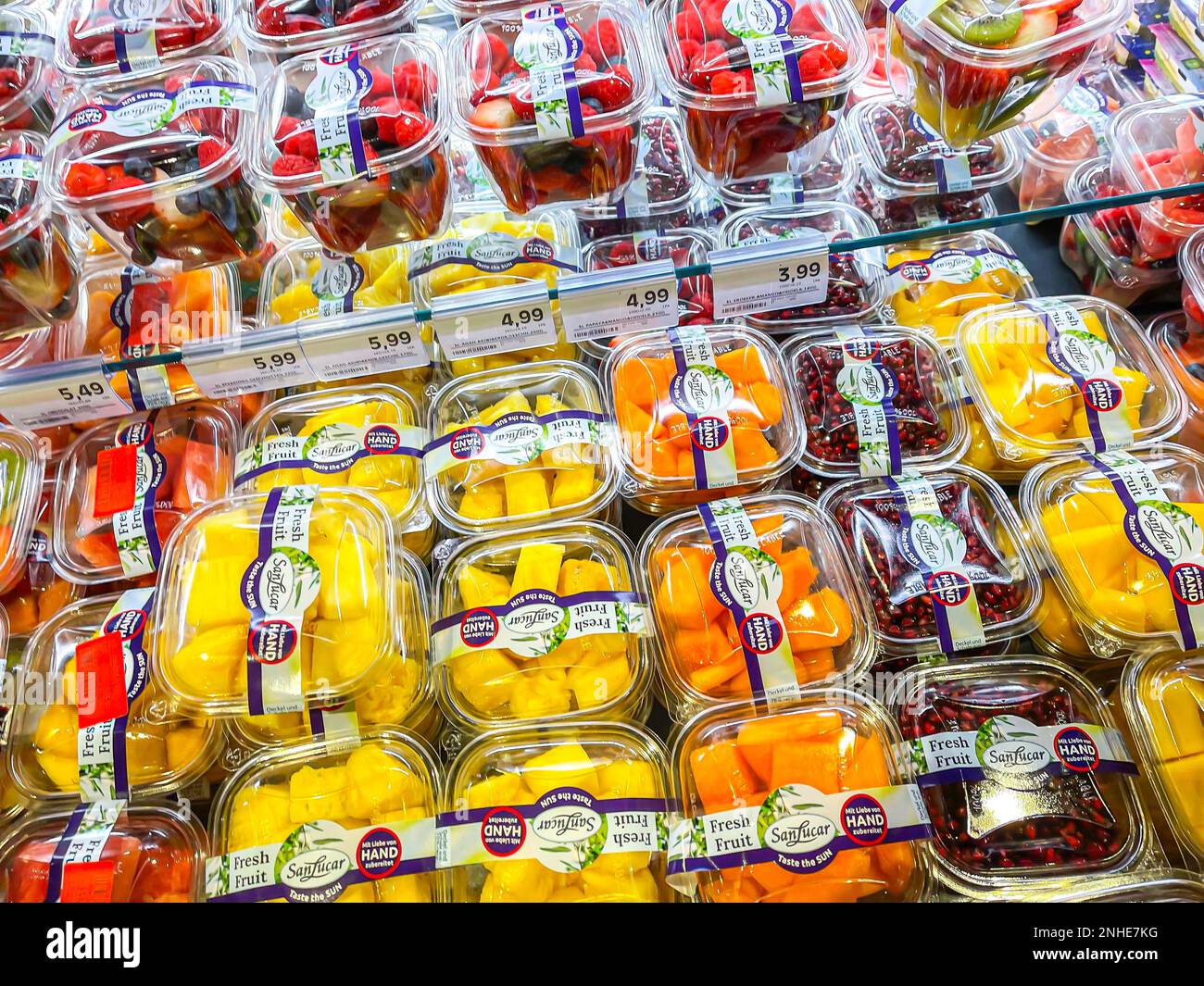 Frutta imballata in plastica, rifiuti di imballaggio, scaffale per supermercati, Stoccarda, Baden-Wuerttemberg, Germania Foto Stock