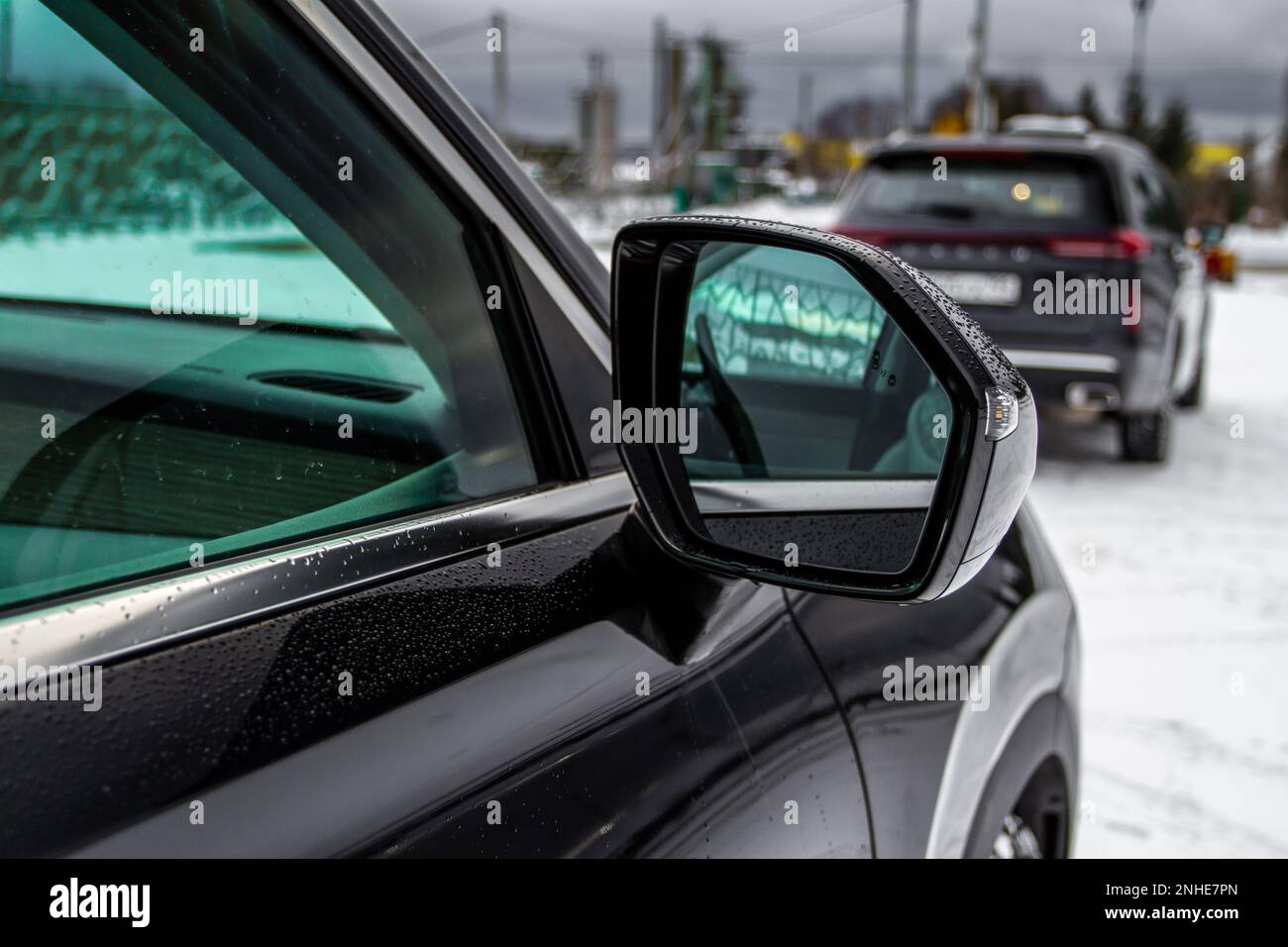 Primo piano di uno specchietto riscaldato per auto. Impianto di  riscaldamento degli specchietti retrovisori della vettura. Riscaldatore  specchietto Foto stock - Alamy