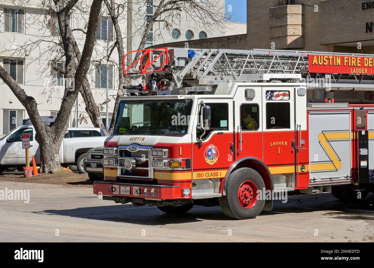 Austin, Texas, USA - Febbraio 2023: Motopompa antincendio con scaletta parcheggiata fuori dalla stazione dei vigili del fuoco nel centro della città Foto Stock