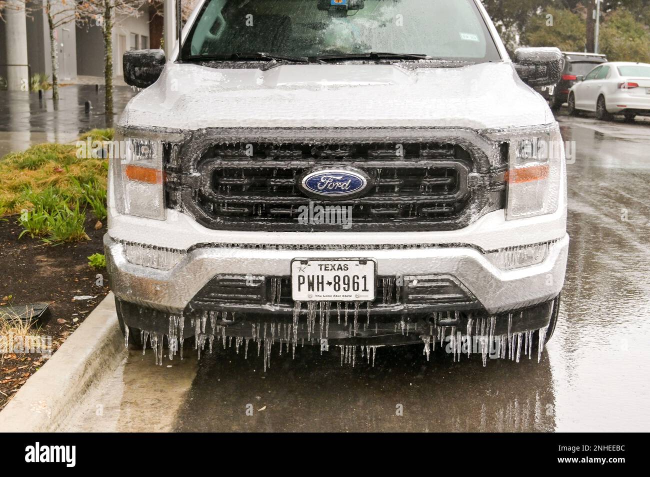 Austin, Texas, USA - 2023 febbraio: Davanti a un camion Ford pickup coperto di ghiaccio dopo che la città è stata colpita da condizioni meteorologiche estreme Foto Stock