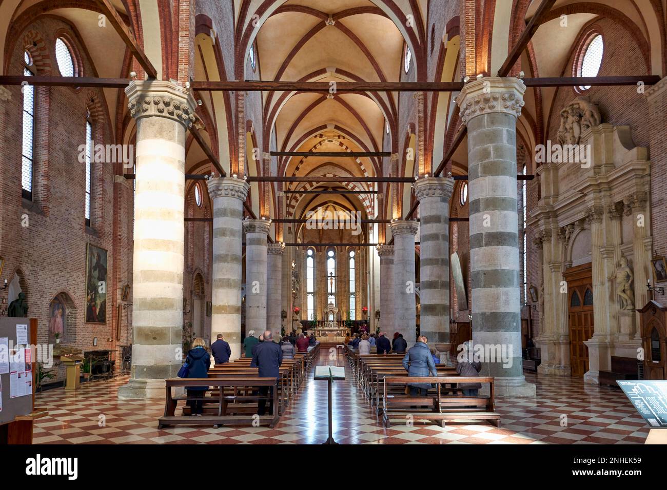 Vicenza, Veneto, Italia. La chiesa di San Lorenzo è un luogo di culto cattolico a Vicenza, costruito alla fine del XIII secolo in stile gotico Foto Stock