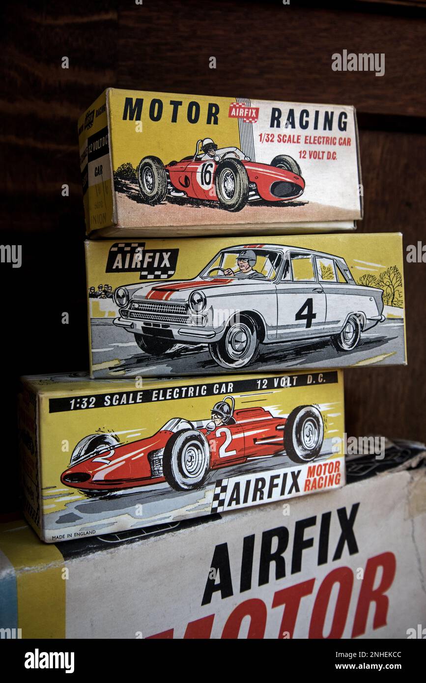 Auto elettriche giocattolo Vintage Airfix Motor Racing nelle loro scatole originali nella finestra di un negozio di antiquariato a Edimburgo, Scozia, Regno Unito. Foto Stock