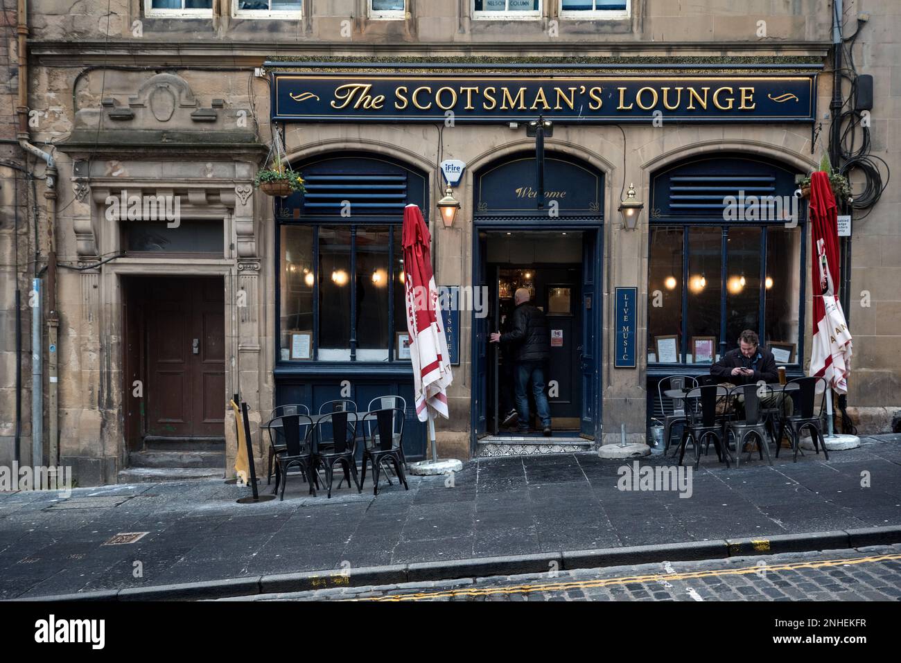 Il pub Scotsman's Lounge in Cockburn Street, nella città vecchia di Edimburgo. Foto Stock