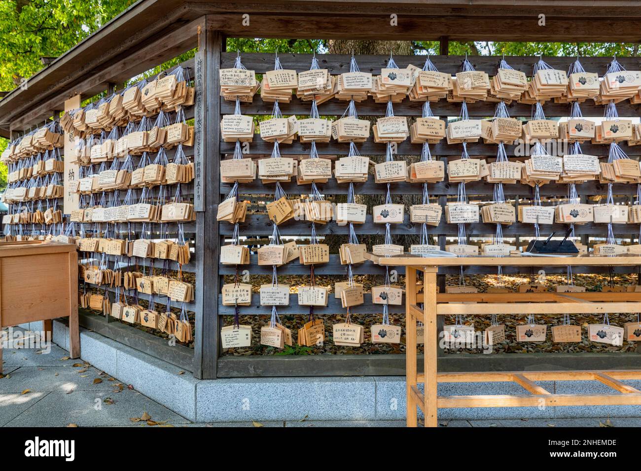 Tokyo Giappone. Benedizioni e preghiere scritte su carte di legno al santuario Meiji Jingu Shinto Foto Stock