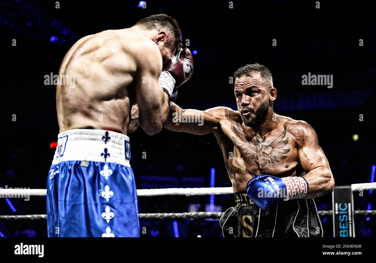 Boxe, Felix Sturm GER (pantaloni blu) vs Suekrue Altay TUR (pantaloni neri), Porsche Arena, Stoccarda, Baden-Wuerttemberg, Germania Foto Stock