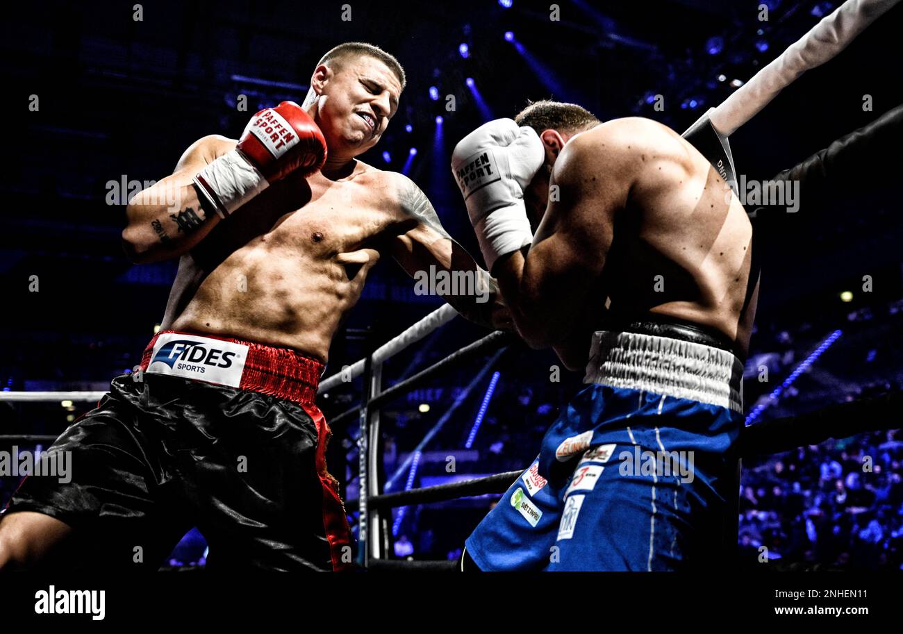 Boxe, Tyron Zeuge GER (pantaloni neri) vs Michal Ryba CZE (pantaloni blu), Porsche Arena, Stoccarda, Baden-Wuerttemberg, Germania Foto Stock