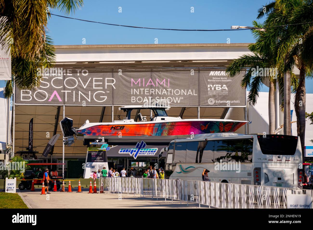 Miami, FL, USA - 19 febbraio 2023: Foto dell'area di allestimento del Venetian Causeway del Miami International Boat Show Foto Stock