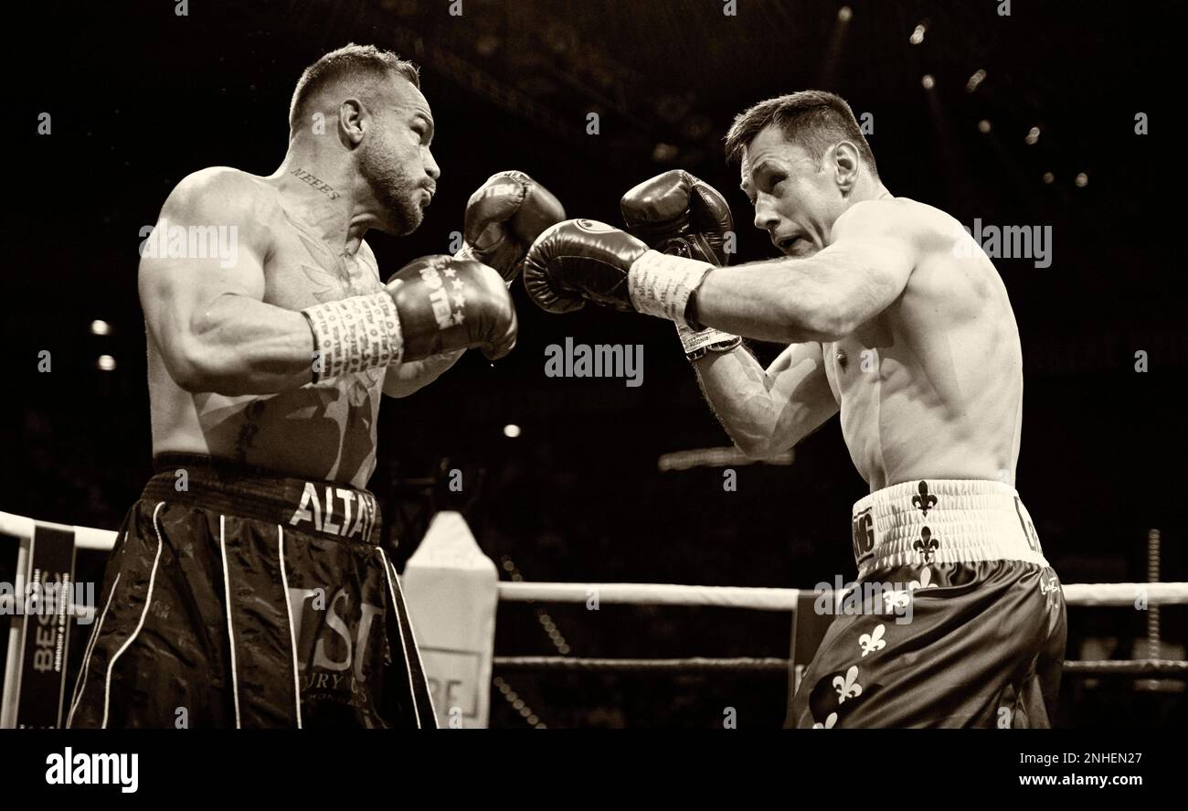 Boxe, Felix Sturm GER (destra) vs Suekrue Altay TUR (sinistra), Porsche Arena, Stoccarda, Baden-Wuerttemberg, Germania Foto Stock