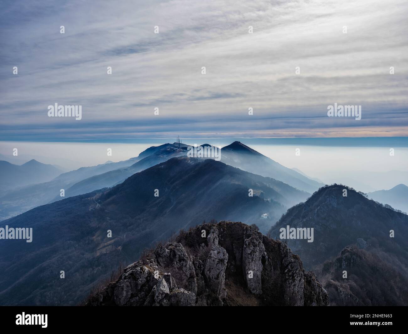 Paesaggio invernale nelle alpi della Valle Imagna al mattino Foto Stock
