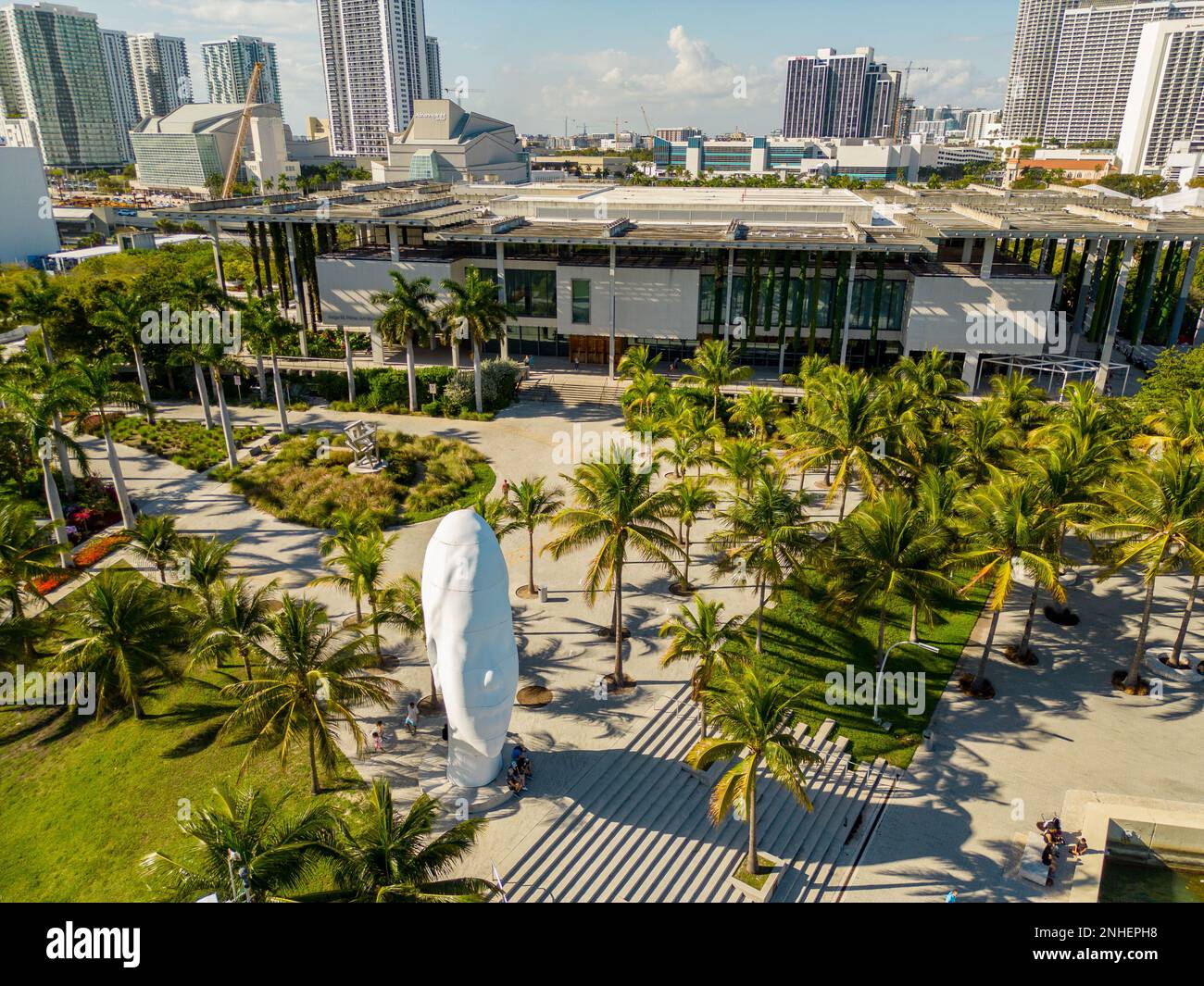 Miami, FL, USA - 19 febbraio 2023: Statua della testa gigante al Perez Art Museum di Miami Foto Stock