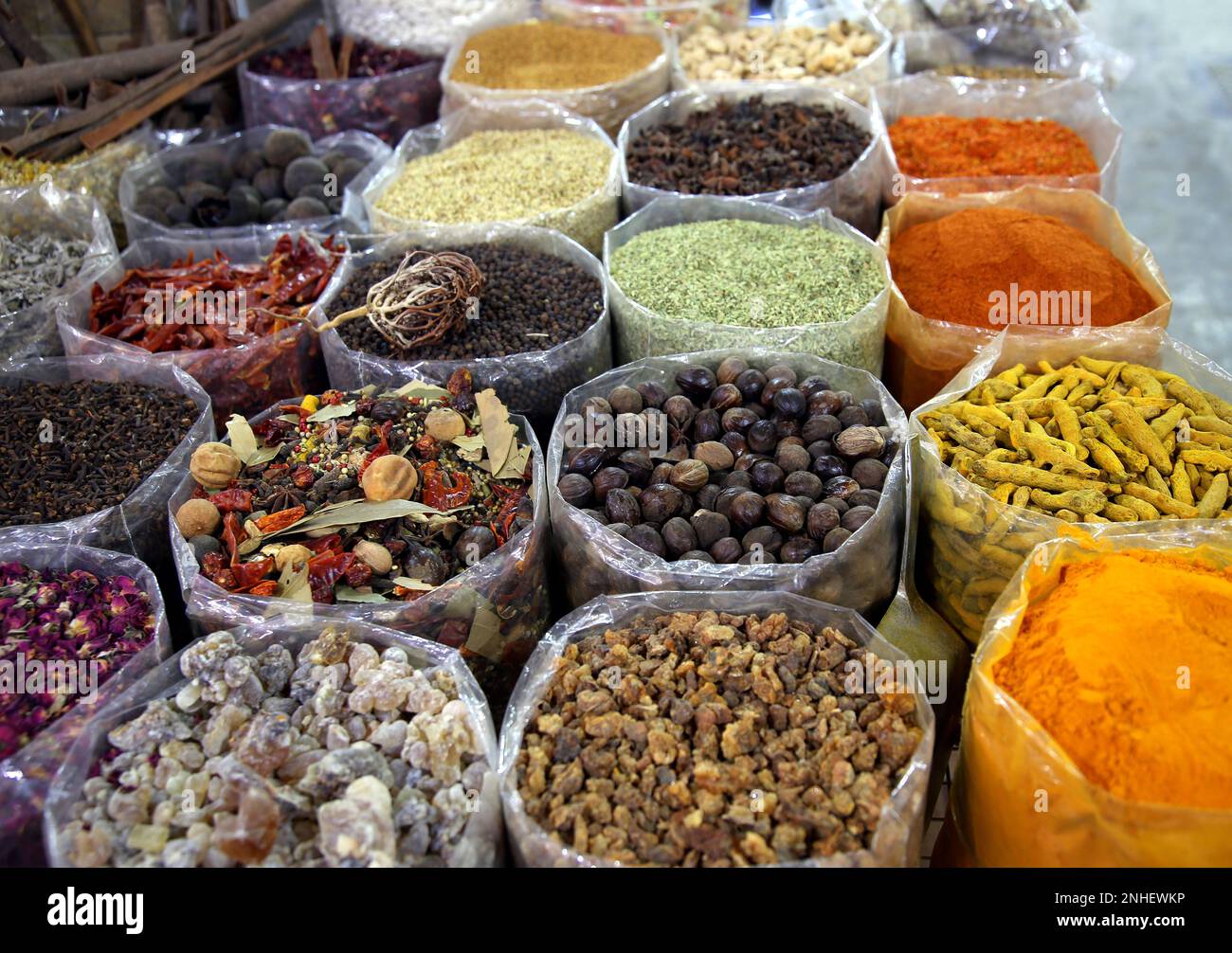 Contenitori rivestiti con spezie colorate, suk Nizwa, Oman Foto Stock