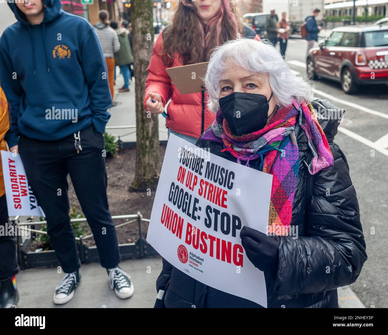 I lavoratori e i sostenitori di YouTube si radunano al di fuori dell'edificio di Google a Chelsea a New York martedì 21 febbraio 2023 a sostegno di straordinari lavoratori di YouTube Music. Il team YouTube Music Content Operations, formalmente impiegato da un Cognizant di terze parti, ha presentato domanda per un'elezione sindacale nell'Alphabet Workers Union e ha affermato di essere stato oggetto di ritorsione, incluso un mandato di back-to-Office. (© Richard B. Levine) Foto Stock