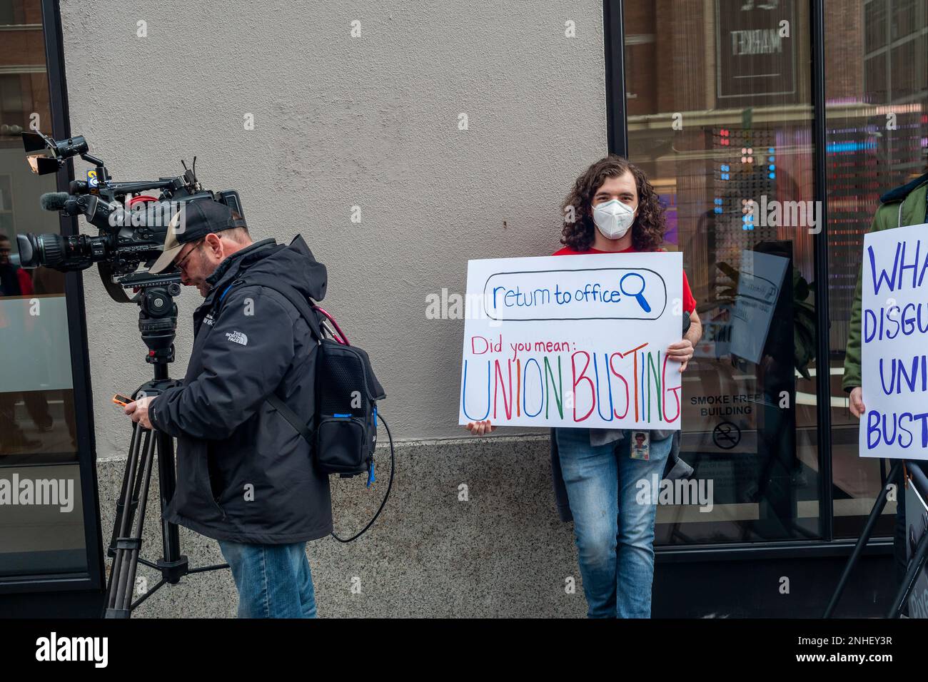 I lavoratori e i sostenitori di YouTube si radunano al di fuori dell'edificio di Google a Chelsea a New York martedì 21 febbraio 2023 a sostegno di straordinari lavoratori di YouTube Music. Il team YouTube Music Content Operations, formalmente impiegato da un Cognizant di terze parti, ha presentato domanda per un'elezione sindacale nell'Alphabet Workers Union e ha affermato di essere stato oggetto di ritorsione, incluso un mandato di back-to-Office. (© Richard B. Levine) Foto Stock