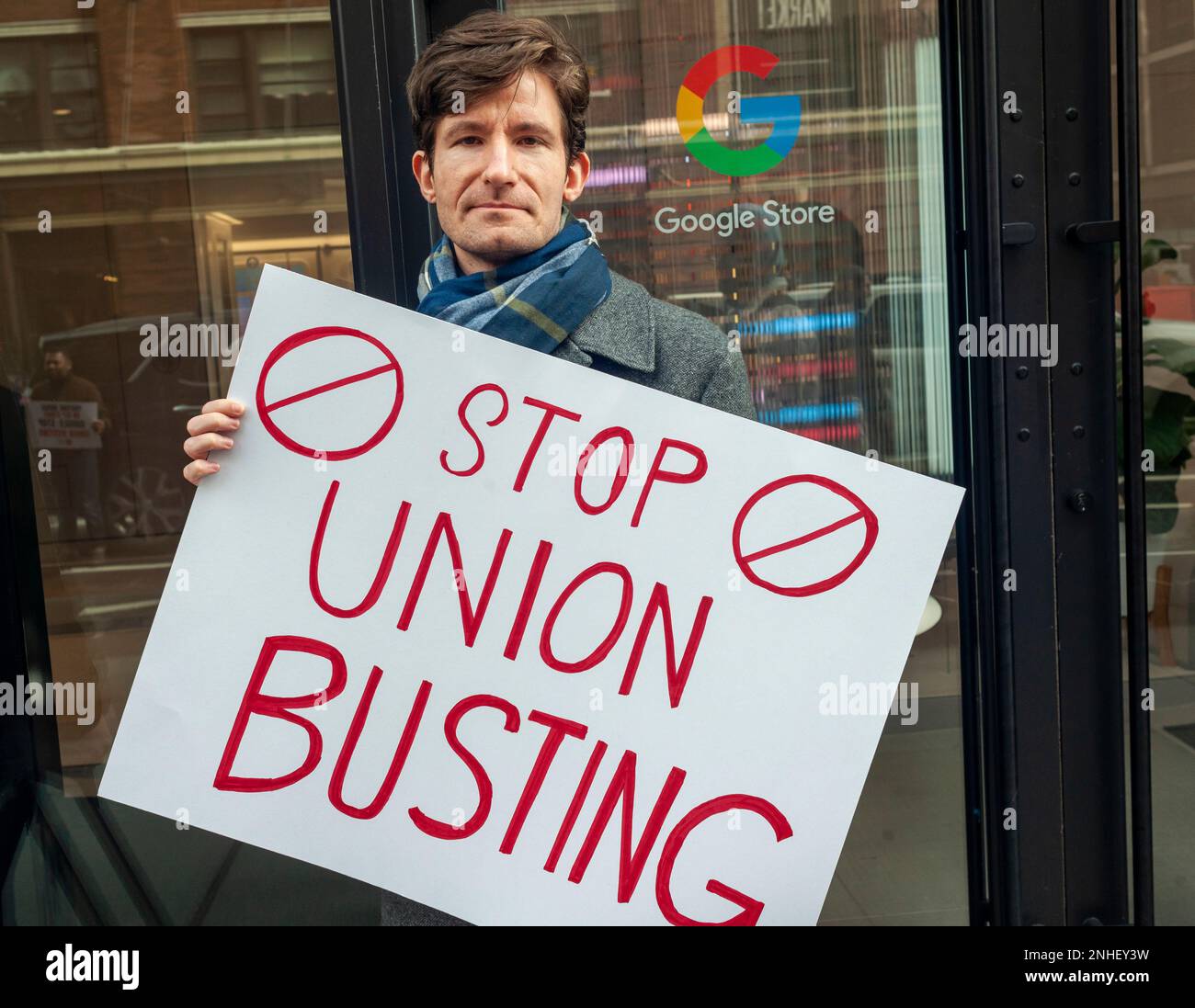 I lavoratori e i sostenitori di YouTube si radunano al di fuori dell'edificio di Google a Chelsea a New York martedì 21 febbraio 2023 a sostegno di straordinari lavoratori di YouTube Music. Il team YouTube Music Content Operations, formalmente impiegato da un Cognizant di terze parti, ha presentato domanda per un'elezione sindacale nell'Alphabet Workers Union e ha affermato di essere stato oggetto di ritorsione, incluso un mandato di back-to-Office. (© Richard B. Levine) Foto Stock