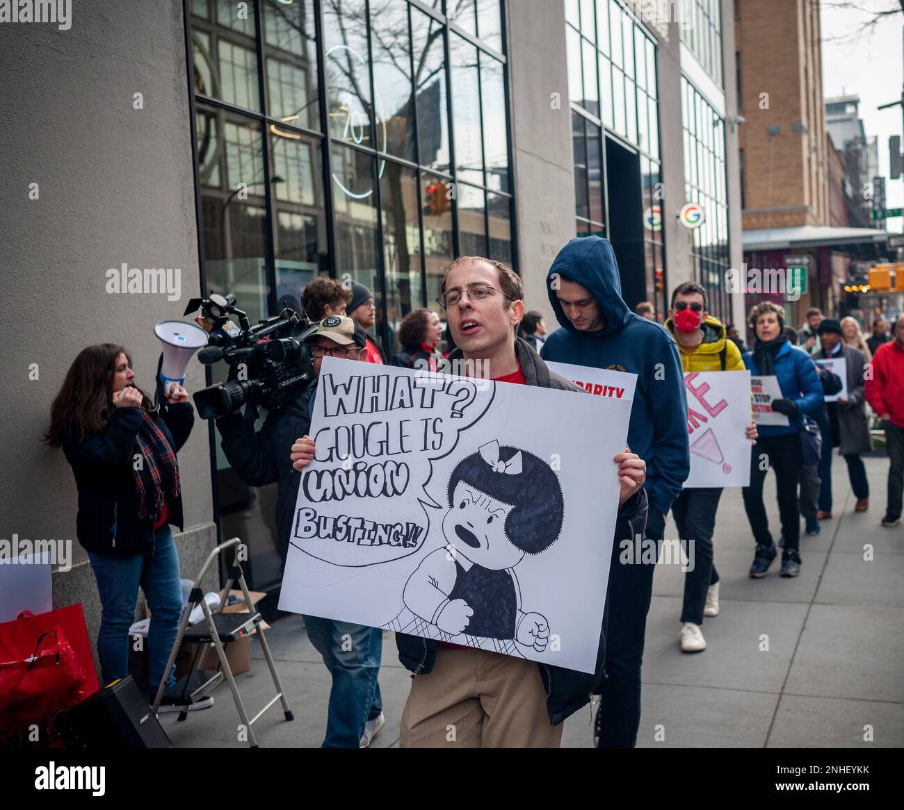 I lavoratori e i sostenitori di YouTube si radunano al di fuori dell'edificio di Google a Chelsea a New York martedì 21 febbraio 2023 a sostegno di straordinari lavoratori di YouTube Music. Il team YouTube Music Content Operations, formalmente impiegato da un Cognizant di terze parti, ha presentato domanda per un'elezione sindacale nell'Alphabet Workers Union e ha affermato di essere stato oggetto di ritorsione, incluso un mandato di back-to-Office. (© Richard B. Levine) Foto Stock