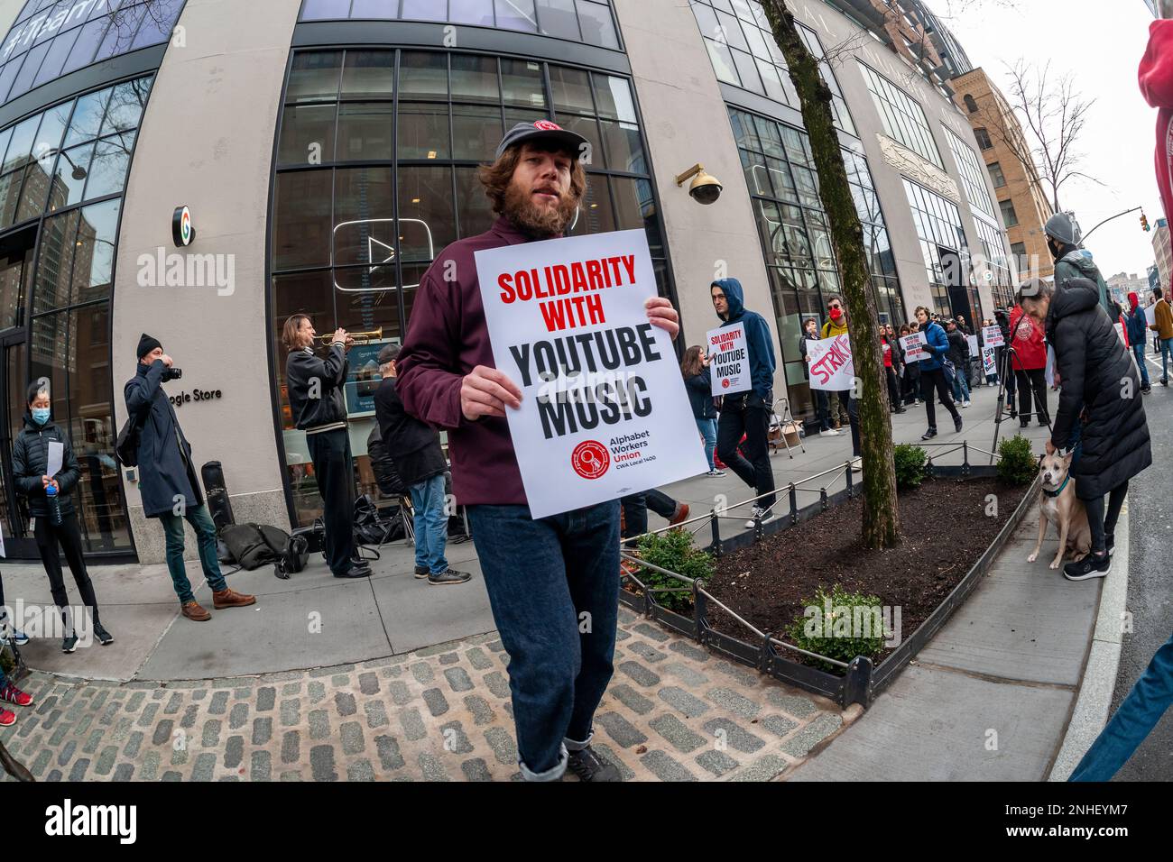 I lavoratori e i sostenitori di YouTube si radunano al di fuori dell'edificio di Google a Chelsea a New York martedì 21 febbraio 2023 a sostegno di straordinari lavoratori di YouTube Music. Il team YouTube Music Content Operations, formalmente impiegato da un Cognizant di terze parti, ha presentato domanda per un'elezione sindacale nell'Alphabet Workers Union e ha affermato di essere stato oggetto di ritorsione, incluso un mandato di back-to-Office. (© Richard B. Levine) Foto Stock