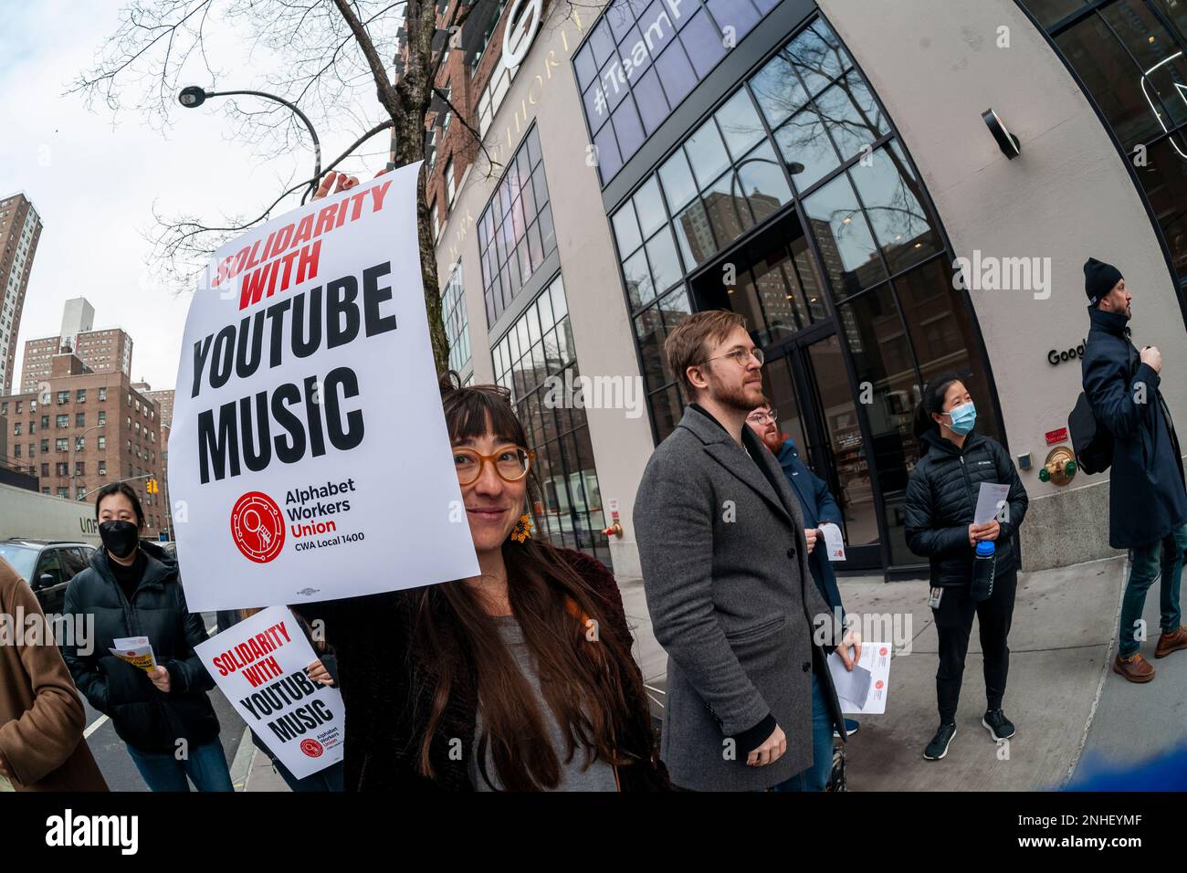 I lavoratori e i sostenitori di YouTube si radunano al di fuori dell'edificio di Google a Chelsea a New York martedì 21 febbraio 2023 a sostegno di straordinari lavoratori di YouTube Music. Il team YouTube Music Content Operations, formalmente impiegato da un Cognizant di terze parti, ha presentato domanda per un'elezione sindacale nell'Alphabet Workers Union e ha affermato di essere stato oggetto di ritorsione, incluso un mandato di back-to-Office. (© Richard B. Levine) Foto Stock