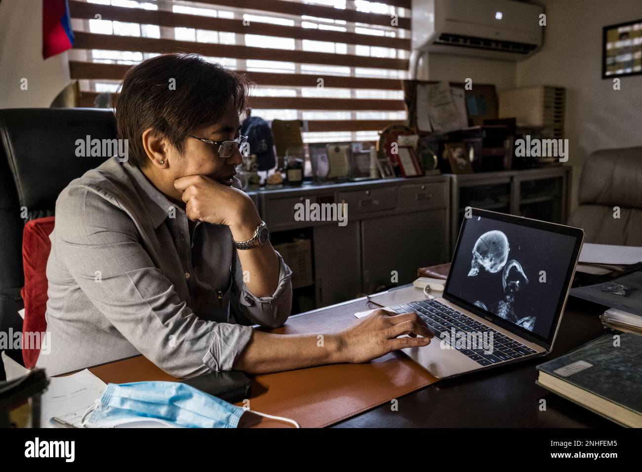 Raquel Fortun patologo forense, la guerra di Duterte contro la droga, Manila, Filippine Foto Stock