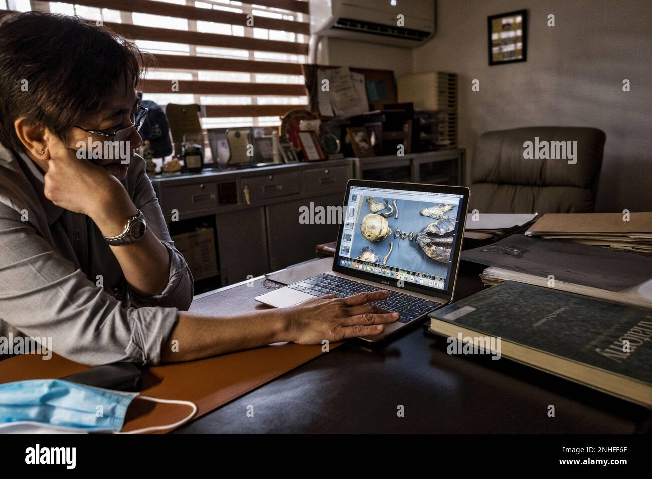 Raquel Fortun patologo forense, la guerra di Duterte contro la droga, Manila, Filippine Foto Stock