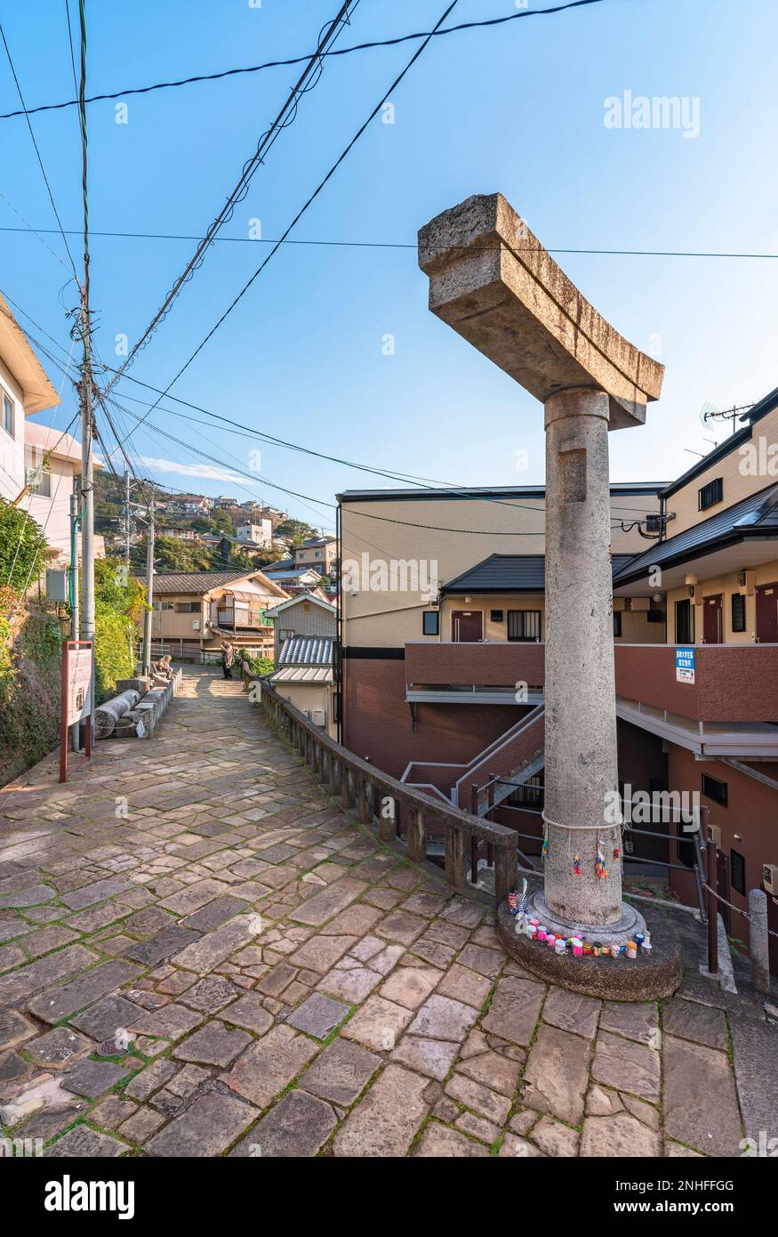 nagasaki, kyushu - dicembre 11 2022: Il santuario di Sanno Shinto ha un percorso lastricato che conduce ad un arco torii che è stato danneggiato dalla bomba atomica e il cui onl Foto Stock