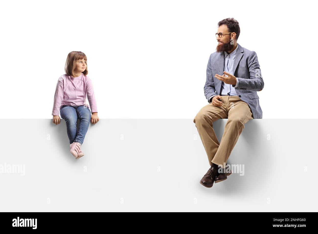 Uomo che parla con una bambina seduto su un pannello bianco isolato su sfondo bianco Foto Stock