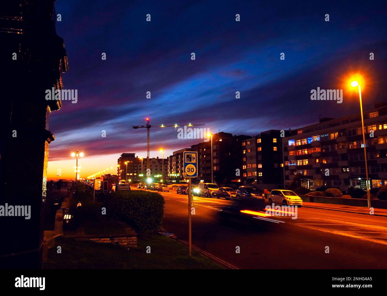 AJAXNETPHOTO. GENNAIO, 2022. WORTHING, INGHILTERRA. - STRISCE BLU - EMISFERO NORD. TRAMONTO INVERNALE SU WEST WORTHING.PHOTO: JONATHAN EASTLAND/AJAX. RIF:223003 76 Foto Stock